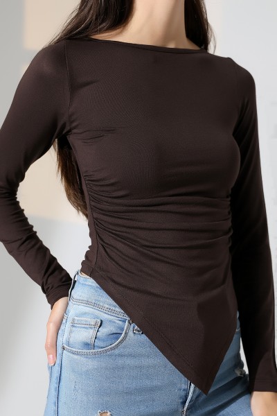 Kayık Yaka Uzun Kollu Yanları Büzgülü ve Asimetrik Kesimli Basic Kadın Bluz 22017 KAHVE