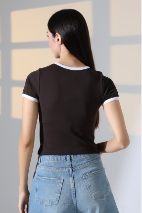 Penye Likralı Ribana Yakası ve Kol Ağzı Beyaz Biyeli Pamuklu T-Shirt 21832 KAHVE
