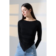 Kayık Yaka Uzun Kollu Yanları Büzgülü ve Asimetrik Kesimli Basic Kadın Bluz 22017 SİYAH