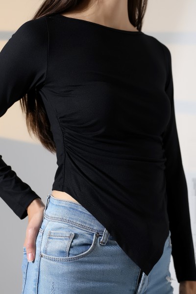 Kayık Yaka Uzun Kollu Yanları Büzgülü ve Asimetrik Kesimli Basic Kadın Bluz 22017 SİYAH